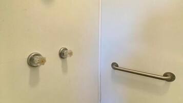 Deluxe Double Room | Bathroom | Shower, towels, soap, shampoo