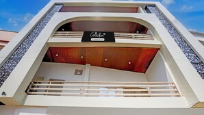 A modern building with a sign reading 'Collection Company Service.' - Super Collection O George Town (Prayagraj)