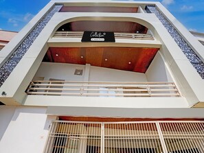 A modern building with a sign reading 'Collection Company Service.' - Super Collection O George Town (Prayagraj)