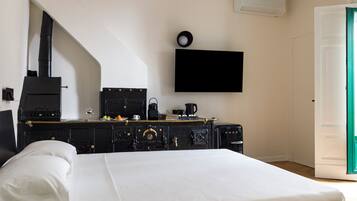 Deluxe room 6 | Una cassaforte in camera, una scrivania, tende oscuranti