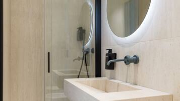 Deluxe room 4, City View | Bathroom | Shower, hair dryer, slippers, towels