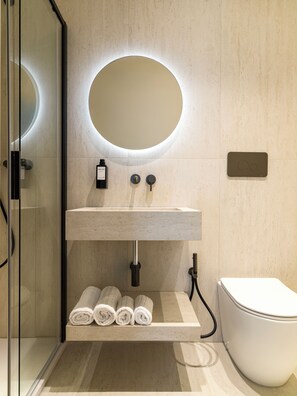 Deluxe room 1, City View | Bagno | Doccia, asciugacapelli, pantofole, asciugamani