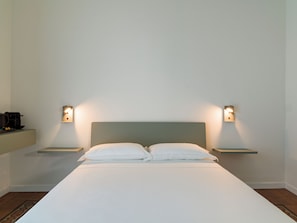 Deluxe room 5, City View | In-room safe, desk, blackout drapes, soundproofing - Palazzo settanta (Catania)