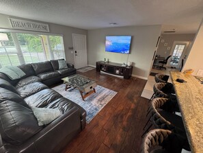 Smart TV - Updated 3-bedroom POOL house with AC in gorgeous Fort Myers (Fort Myers)