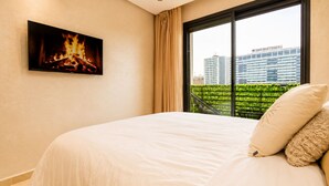 Makuuhuoneessa on suuri sänky, seinällä on kuva takkatulesta ja ikkunasta avautuu näkymä nimeltä «DOUBLETREE» -rakennukseen.