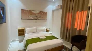 Apartamento superior, balcón, vistas a la ciudad | Escritorio y espacio para trabajar con un portátil