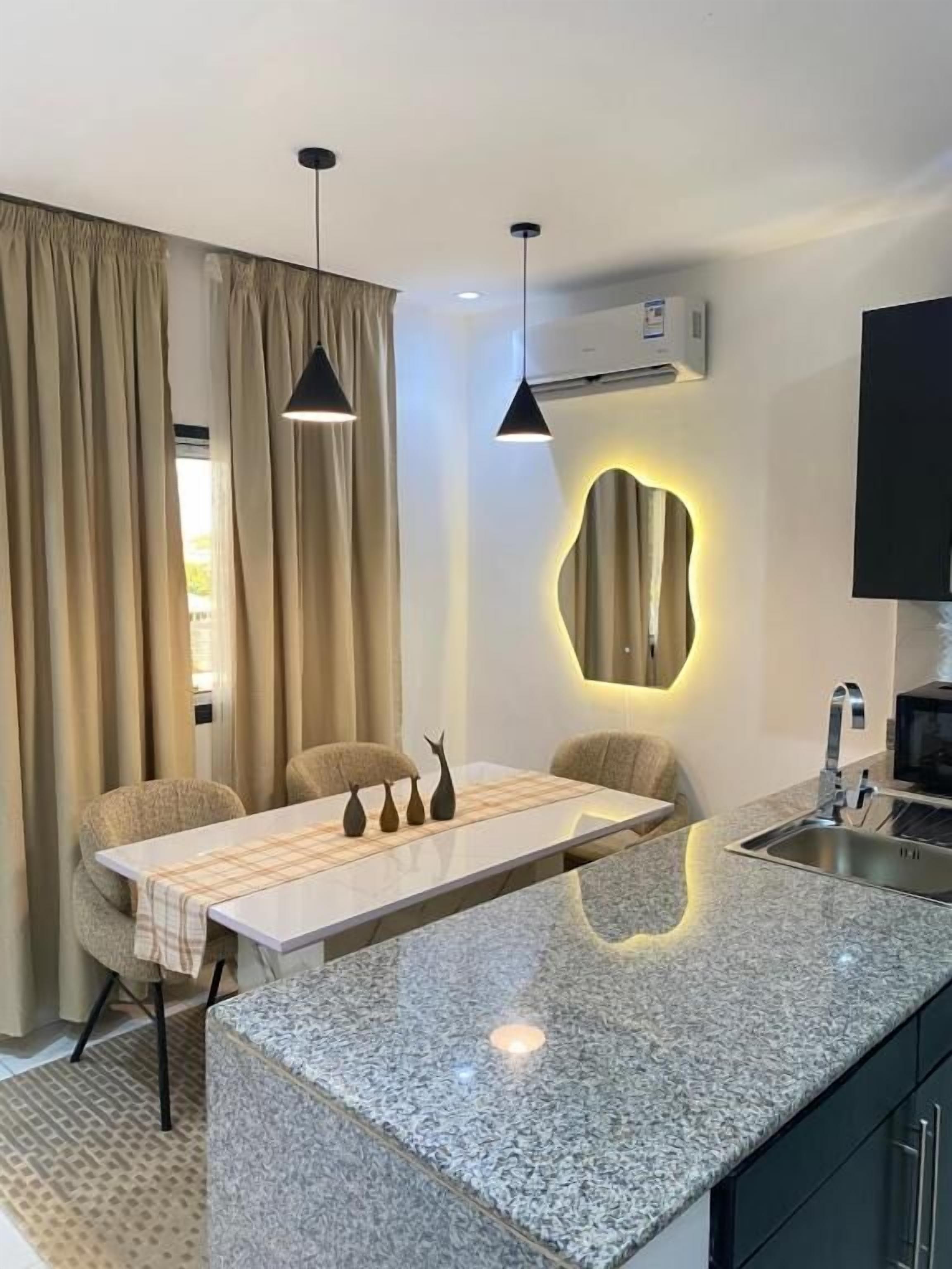 Appartamento Deluxe, balcone, vista città | Cucina privata | Frigorifero, microonde, piano cottura, lavastoviglie