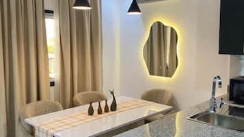 Appartement Deluxe, balcon, vue ville | Cuisine privée | Réfrigérateur, micro-ondes, plaque de cuisson, lave-vaisselle