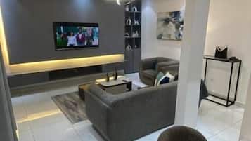 Ático superior, balcón, vistas al patio | Interior