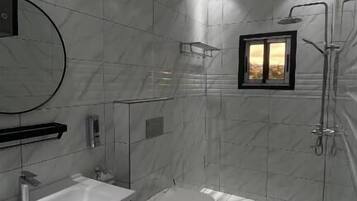 Appartement Deluxe, balcon, vue piscine | Salle de bain | Articles de toilette gratuits, serviettes fournies, savon, shampoing