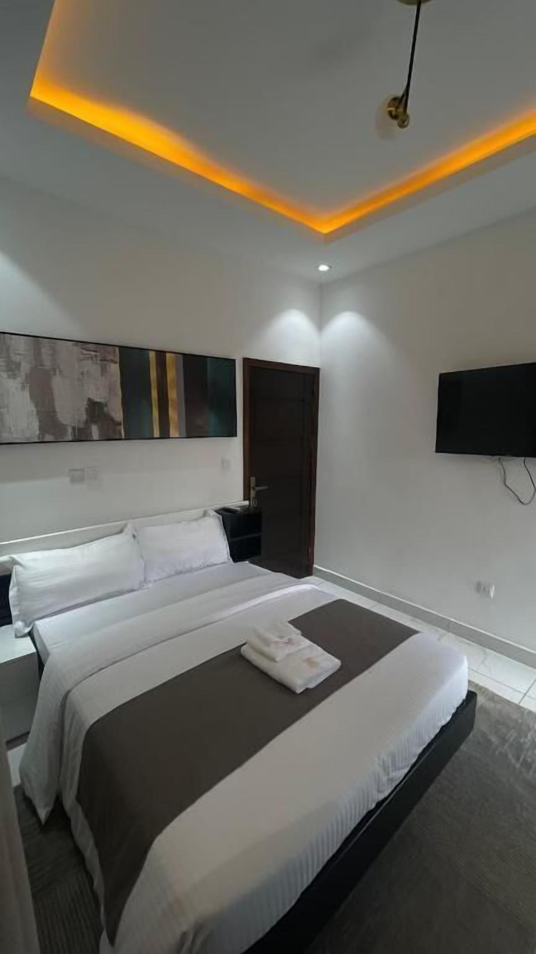 Appartamento Deluxe, balcone, vista piscina | Una scrivania, postazione laptop, insonorizzazione, ferro/asse da stiro