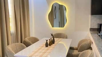 Leilighet – deluxe, balkong, byutsikt | Spiseområde