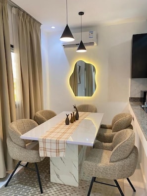 Appartamento Deluxe, balcone, vista città | Pasti