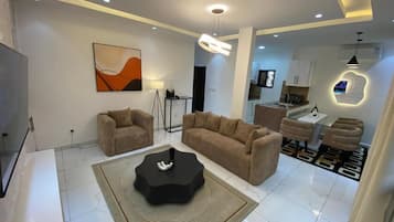 Apartamento estándar, balcón, vistas a la ciudad | Zona de estar