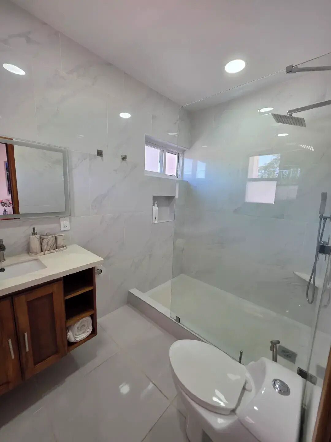 Een douche, handdoeken, zeep, toiletpapier