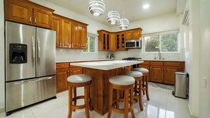 Cafetera y tetera, refrigerador, microondas y horno