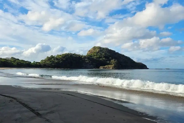 Beach nearby, sun loungers, beach towels