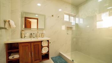 Douche, serviettes fournies, papier toilette