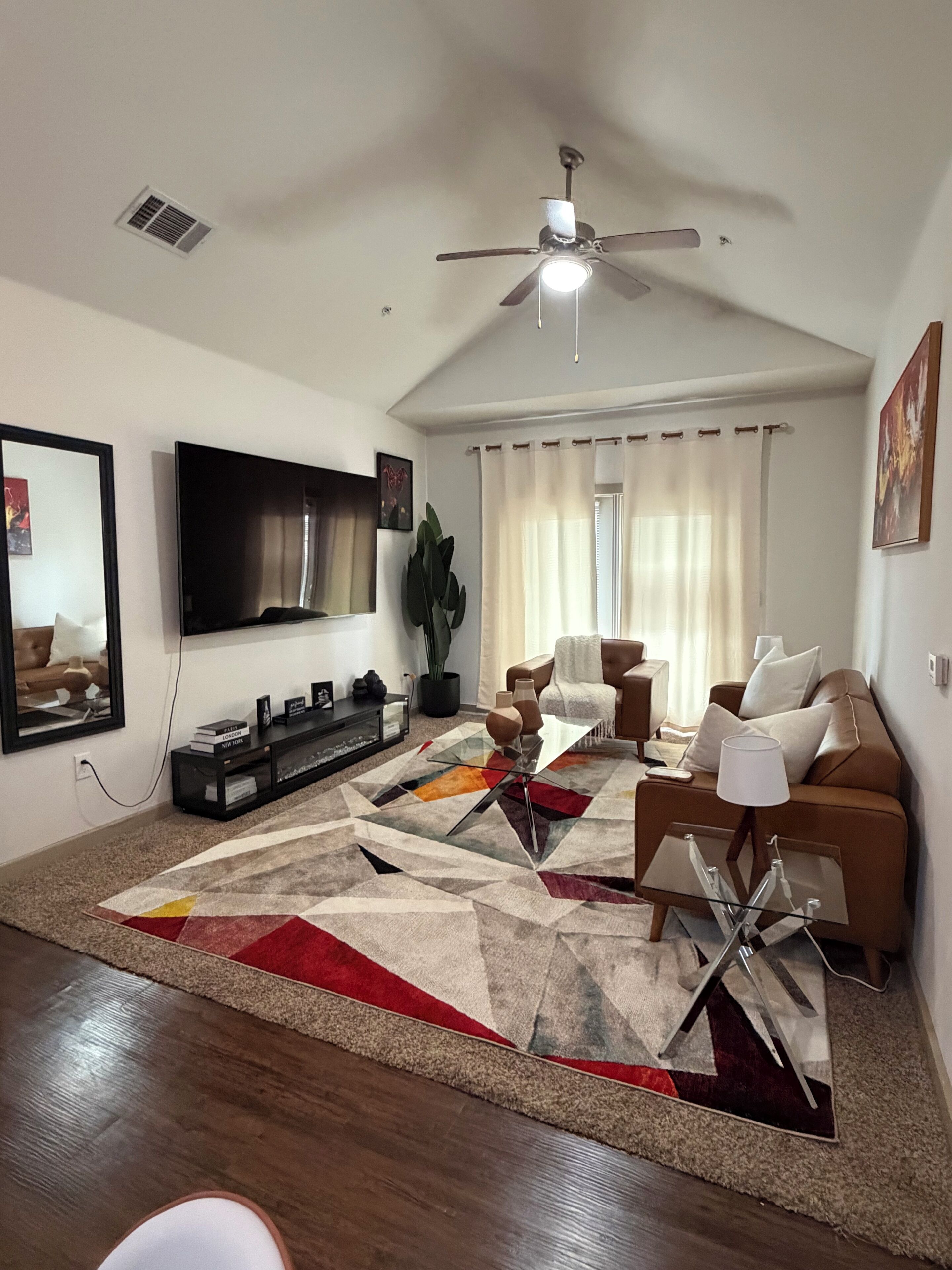 Stylish 2br/2ba Okc Apartment With Modern Decor, Ac, Gym ,Pool & Plush Bedding - Lake Overholser, OK