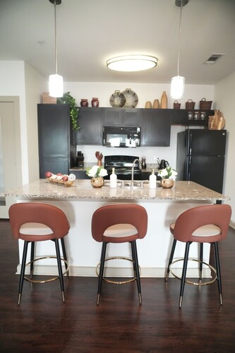 Stylish 2BR/2BA OKC Apartment with Modern Decor, AC, Gym ,Pool & Plush Bedding
