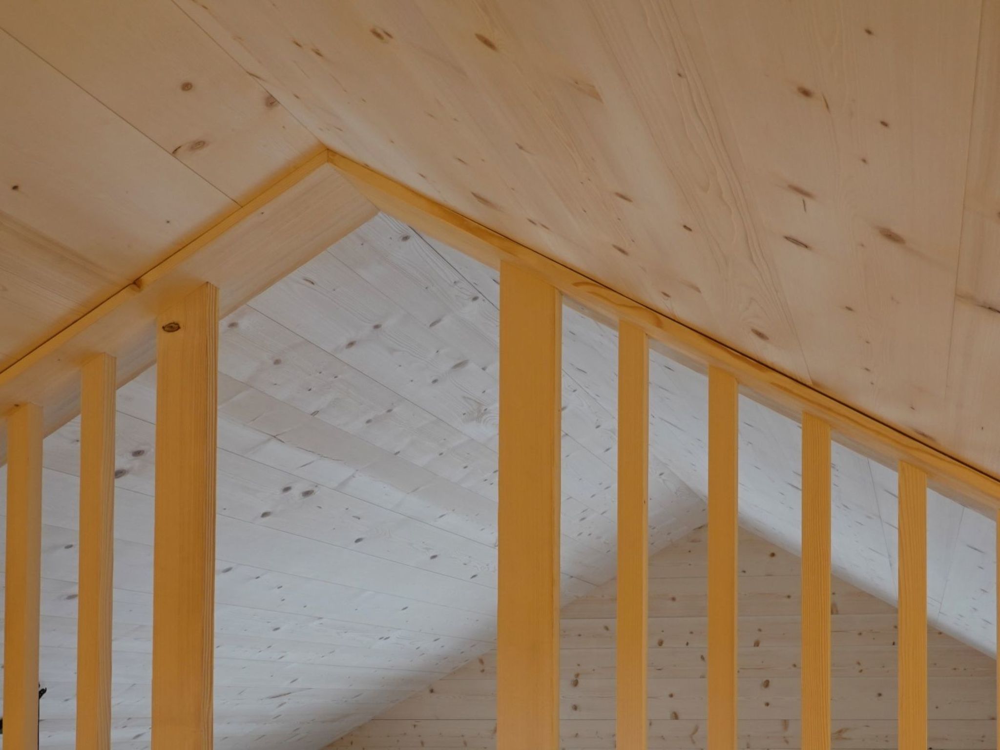Eine schlichte Holzbalkendecke.