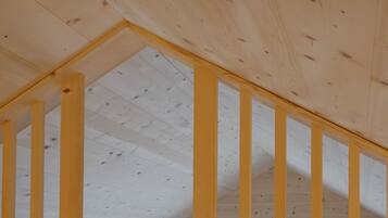 Eine schlichte Holzbalkendecke.