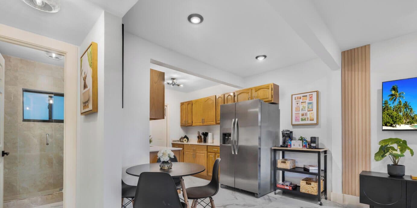 Apartamento, sacada, vista para a cidade | Cozinha privada | Geladeira, micro-ondas, máquina de café expresso