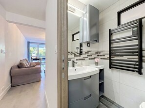 A modern bathroom with a sink, mirror, and towel rack. - Dixie Land by Interhome (La Grande Motte)
