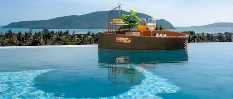 Inomhuspool och solstolar