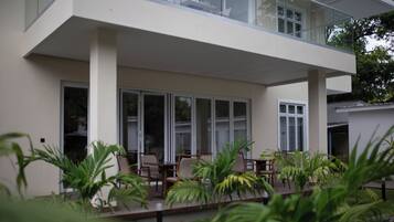 Deluxe Double Room, Courtyard View | Outdoor dining