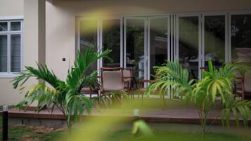 Suite Keluarga, balkon, pemandangan halaman | Teras/patio