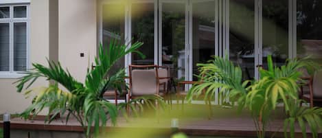 Suíte família, sacada, vista para o pátio | Terraço/pátio