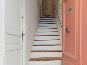 A staircase with white steps and a pink door. - Bellevue by Interhome (Régusse)