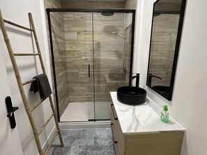 Apartment | Bathroom - Cocooning Suite With Spa Near Paris (Brest)