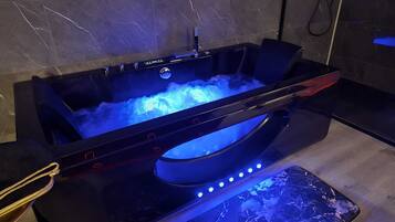 Bañera de hidromasaje cubierta