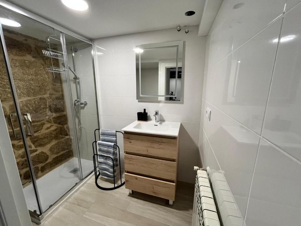 Douche, sèche-cheveux, bidet, serviettes fournies