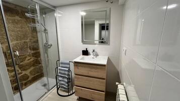 Douche, sèche-cheveux, bidet, serviettes fournies