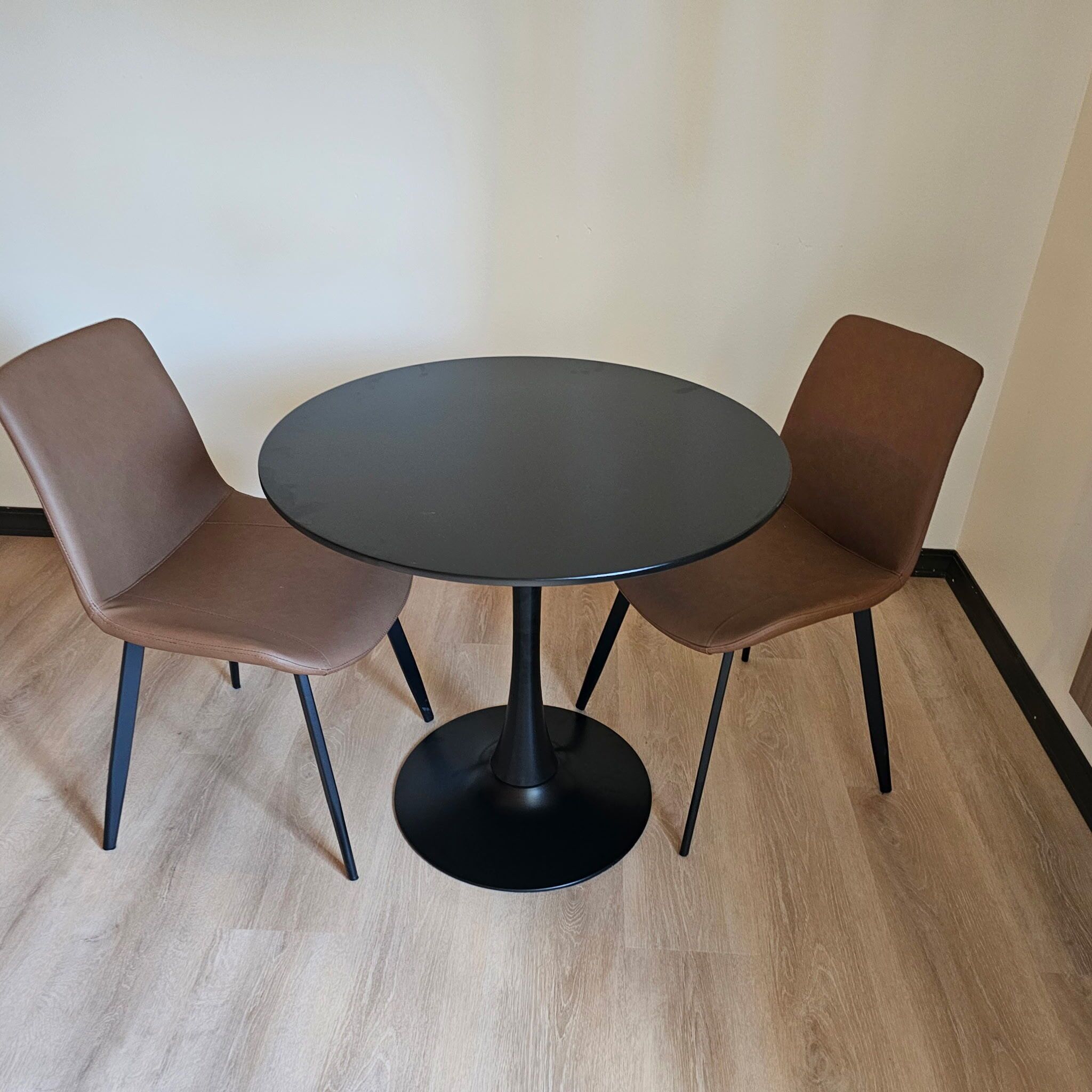 Schreibtisch, laptopgeeigneter Arbeitsplatz, kostenloses WLAN