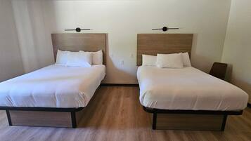 Double Room | Meja, ruang kerja komputer riba, Wi-fi percuma