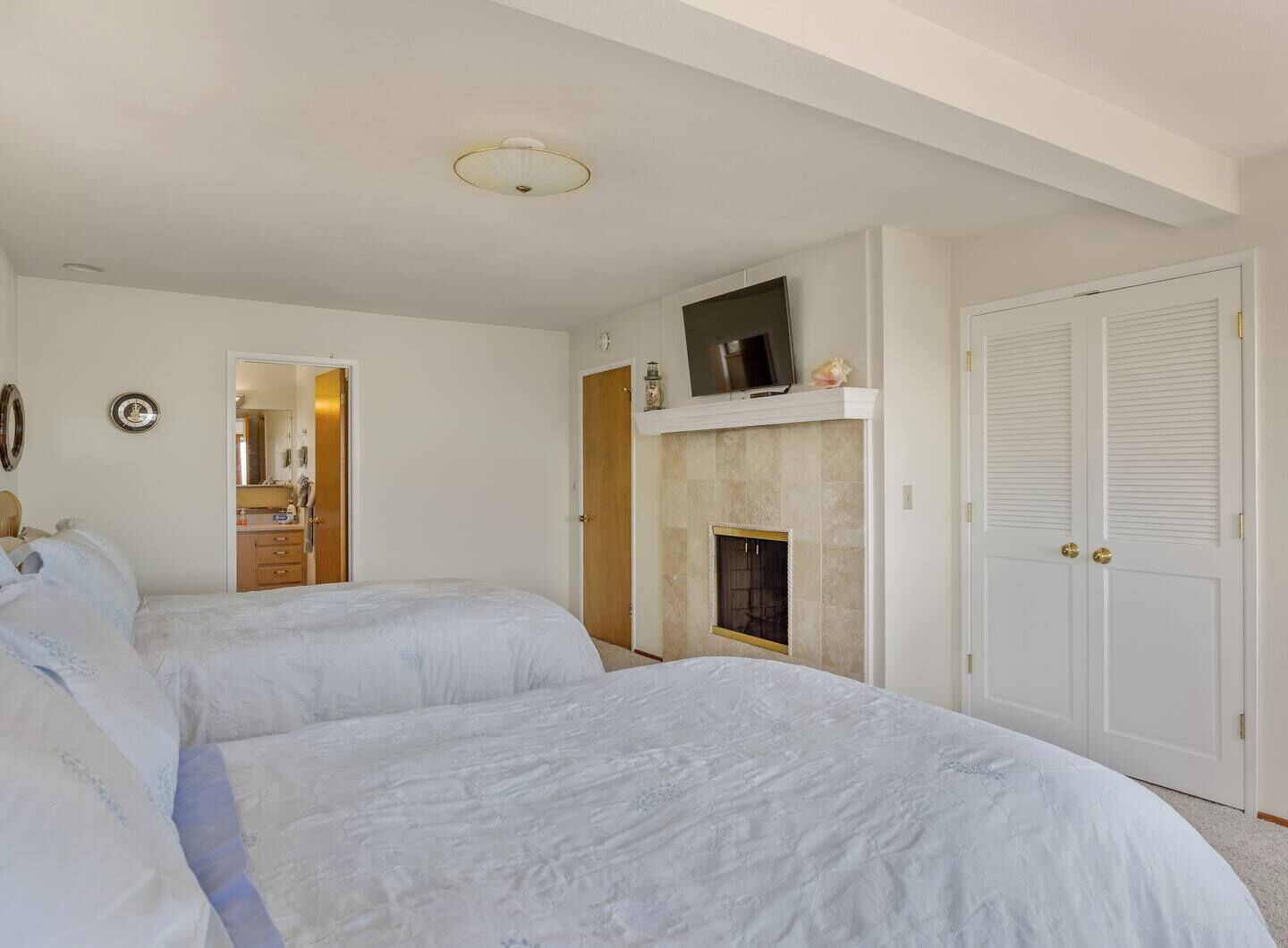 3 bedrooms, desk, iron/ironing board, WiFi (free)
