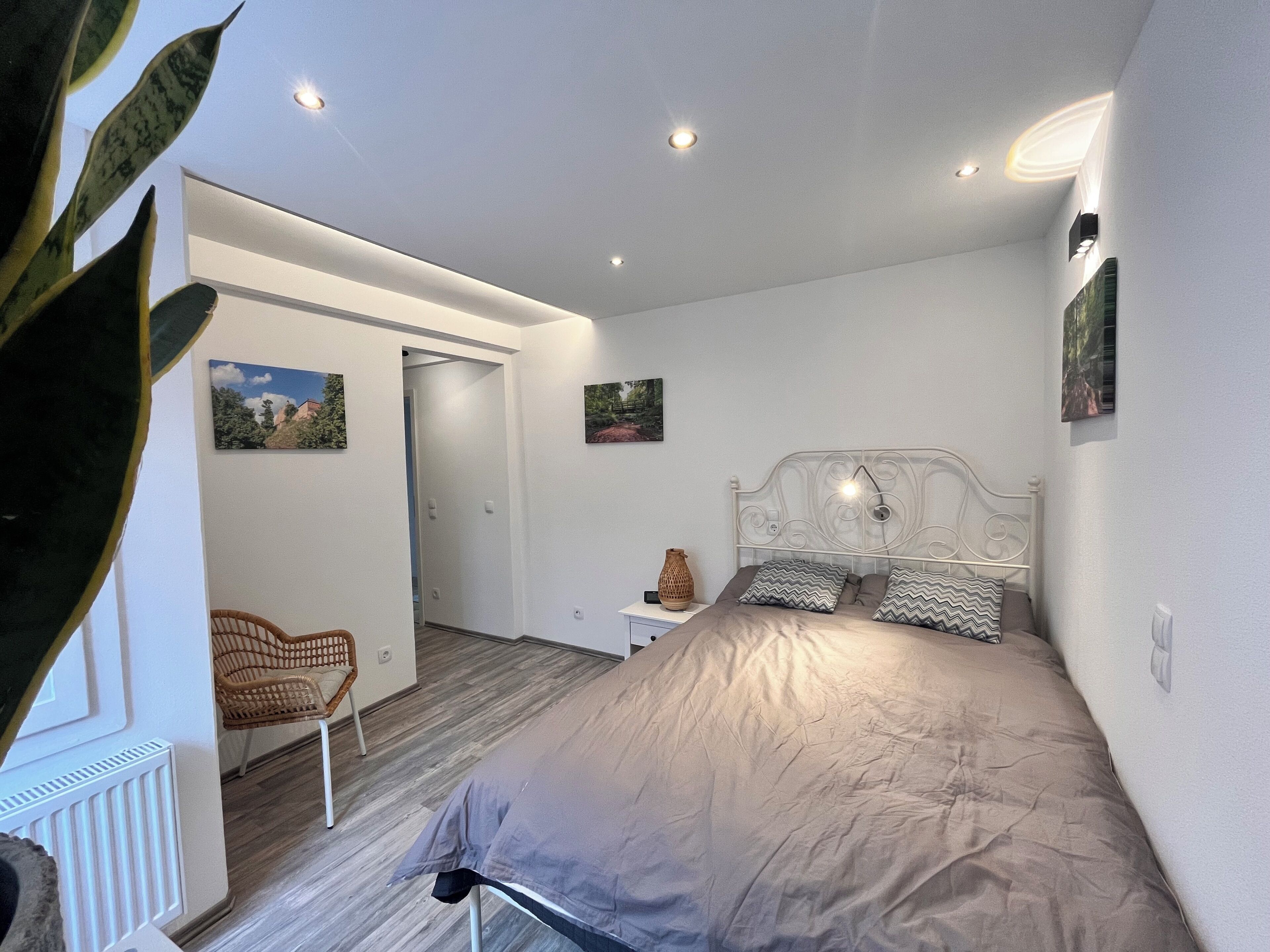 2 bedrooms, internet, bed sheets