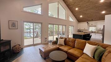 Smart TV, chimenea, libros