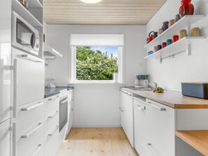 Kühlschrank, Mikrowelle, Geschirrspüler, Kochgeschirr/Geschirr/Besteck
