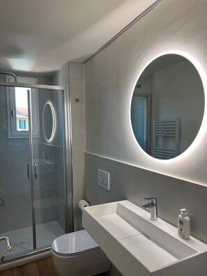 Dusche, Haartrockner, Handtücher, Seife