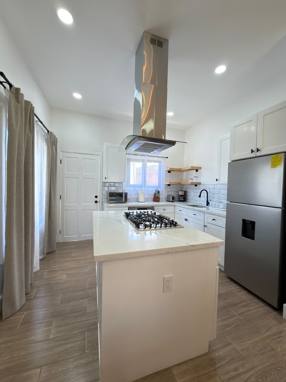 Fridge, microwave, stovetop, dishwasher