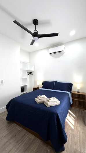 Caja de seguridad en la habitación y tabla de planchar con plancha 