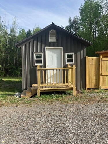 East Hollow: Private One-Person Reset Cabin near Boaz