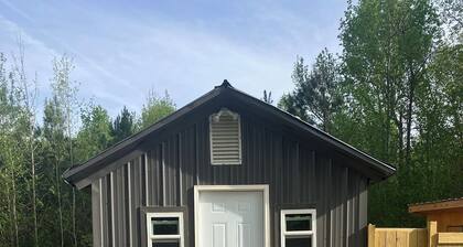East Hollow: Private One-Person Reset Cabin near Boaz