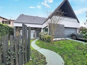 Exterior - Architect-designed villa with a pool, perfect for enjoying quality time with family or friends. (Yerres)