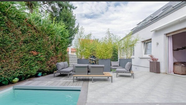 Terrace/patio - Architect-designed villa with a pool, perfect for enjoying quality time with family or friends. (Yerres)